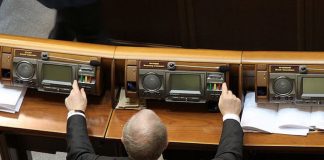 Украинский депутаты придумали способ незаметно голосовать “за соседа” Украинский депутаты придумали способ незаметно голосовать “за соседа”
