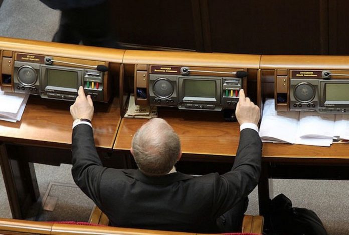 Украинский депутаты придумали способ незаметно голосовать “за соседа”