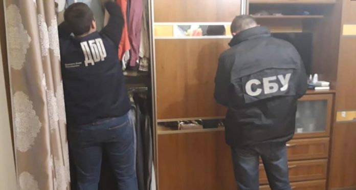 Во Львове при попытке дать 12 300 долларов взятки задержали чиновника Стрыйского горсовета