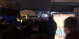 Во Львове автомобиль въехал в остановку Во Львове автомобиль въехал в остановку