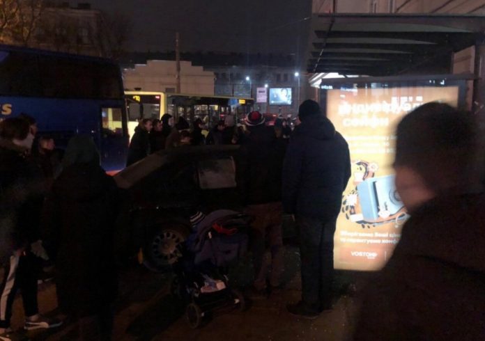 Во Львове автомобиль въехал в остановку