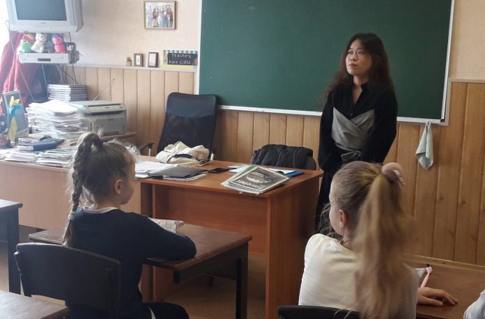 Китаянка Чжао Нан преподает китайский язык в Черкасской гимназии