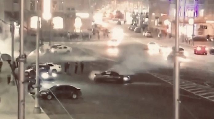 Полиция разыскивает водителя, который устроил дрифт в центре Харькова