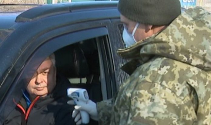 Сумские пограничники проверяют состояние здоровья людей, въезжающих в Украину