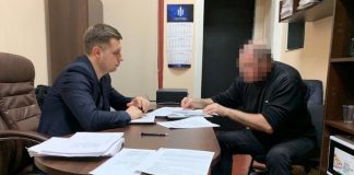 Подозреваемого в вымогательстве взятки $10 000 адвоката посадили под домашний арест Подозреваемого в вымогательстве взятки $10 000 адвоката посадили под домашний арест