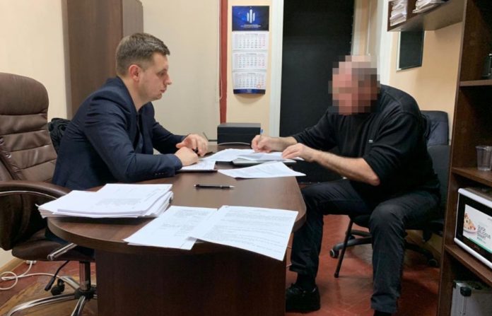 Подозреваемого в вымогательстве взятки $10 000 адвоката посадили под домашний арест
