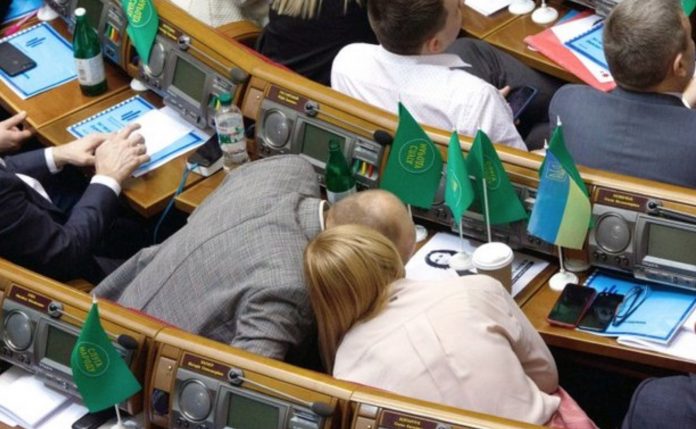 Верховная Рада заслушала силовиков и никого не уволила