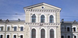 Суд оставил экс-директора «Гутянского лесхоза» Сису под домашним арестом Суд оставил экс-директора "Гутянского лесхоза" Сису под домашним арестом