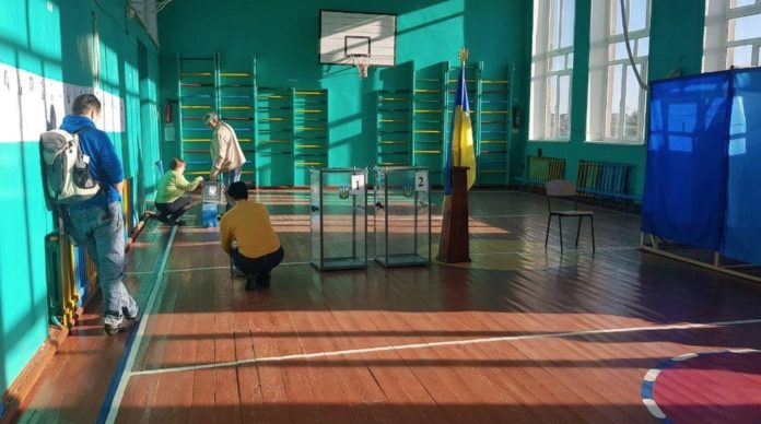 На Харьковщине промежуточные выборы начались вовремя