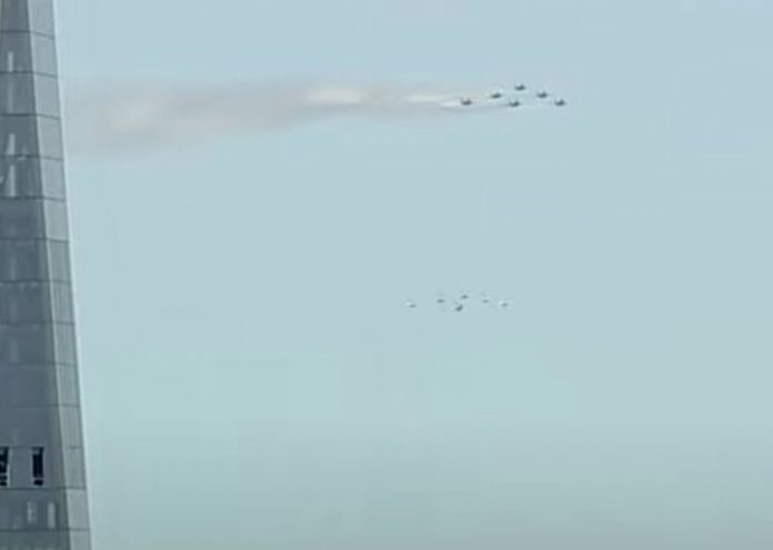 Элитные авиаподразделения ВВС США отсалютовали врачам в небе над Нью-Йорком